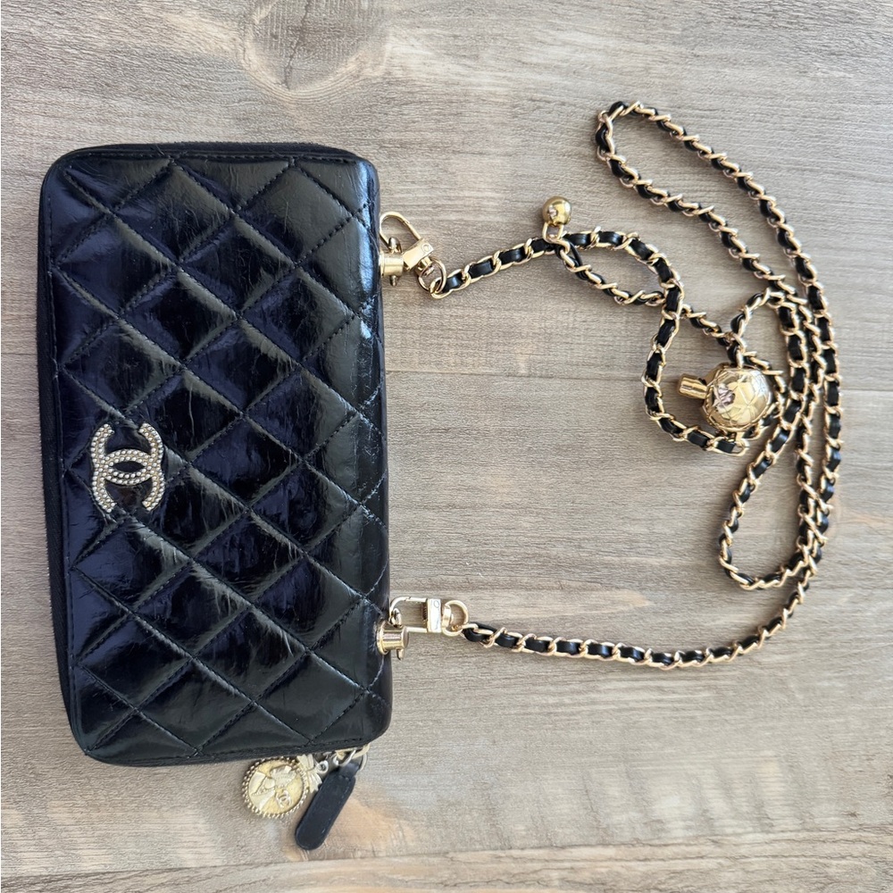 CHANEL Black Quilted Lambskin Crossbody Bag with Gold Chain - Picture 3 of 10